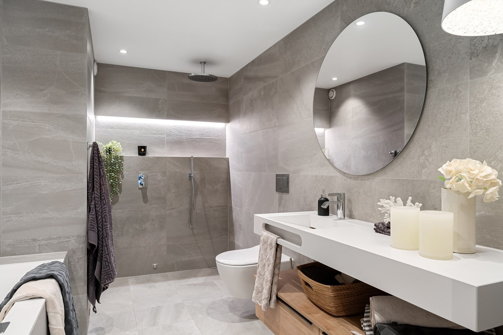 Pent flislagt en-suite baderom fra 2022 - Dokumentasjon foreligger Galleribilde