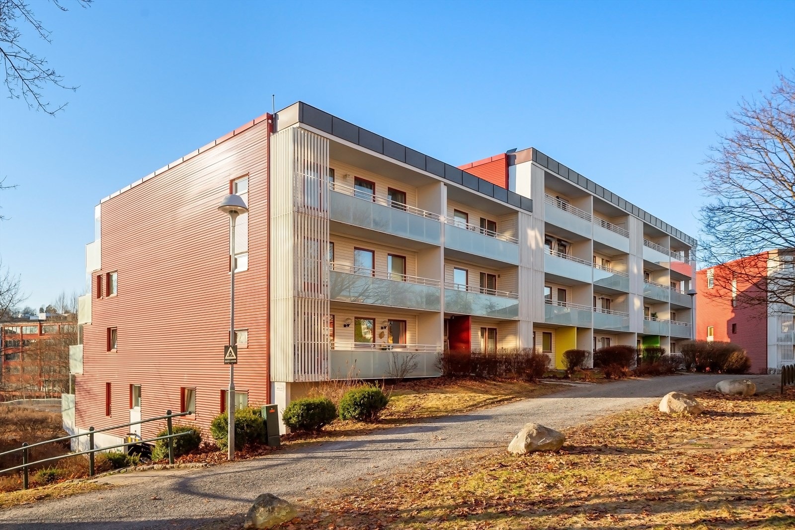 Her har du trappefri adkomst i et hyggelig borettslag med egen barnehage som er forbeholdt barn i borettslaget Galleribilde