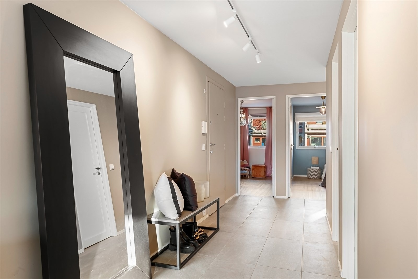 Bred, flislagt entré med god plass til garderobeinnredning Galleribilde