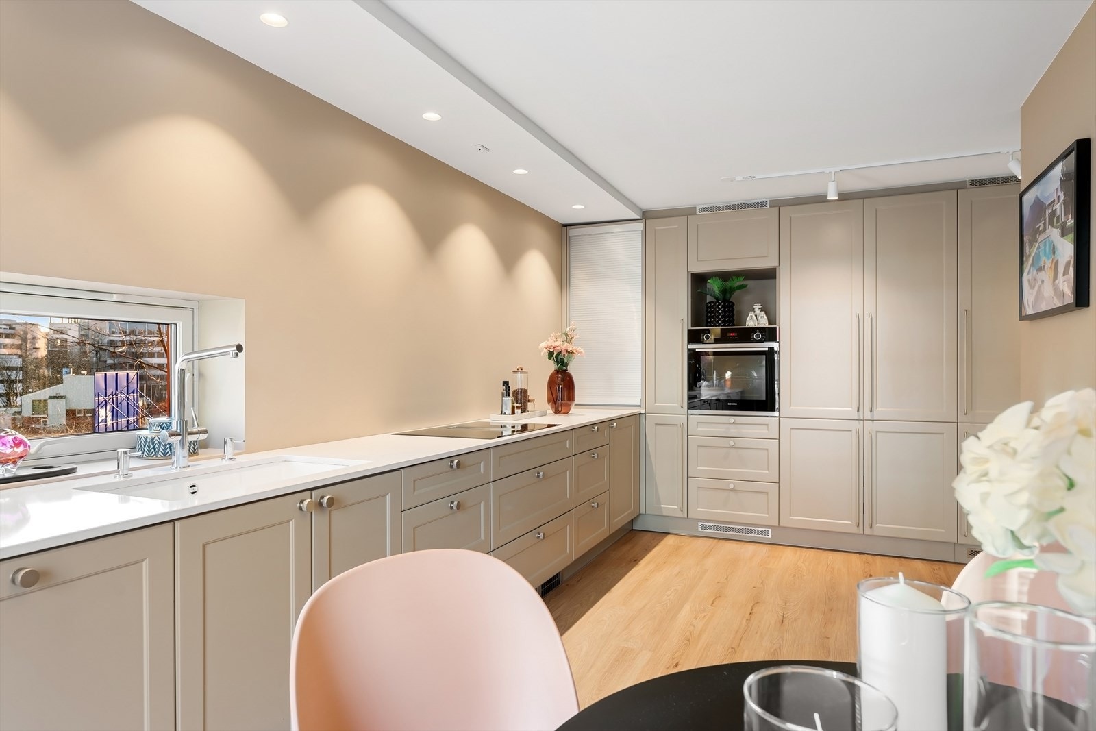 Her er det rikelig med skap- og benkeplass - Kjøkken Galleribilde