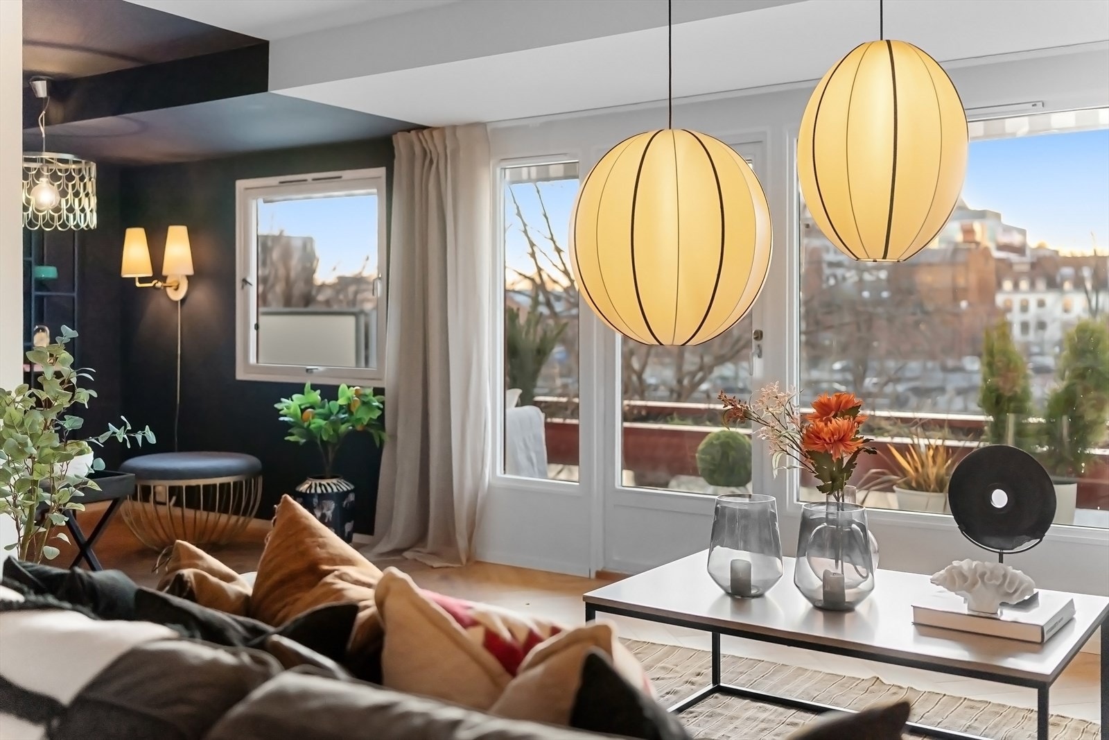 Gjennomgående 4-roms med separat kjøkken, to uteplasser og trappefri adkomst presentert av Vemund V. Thorkildsen Galleribilde