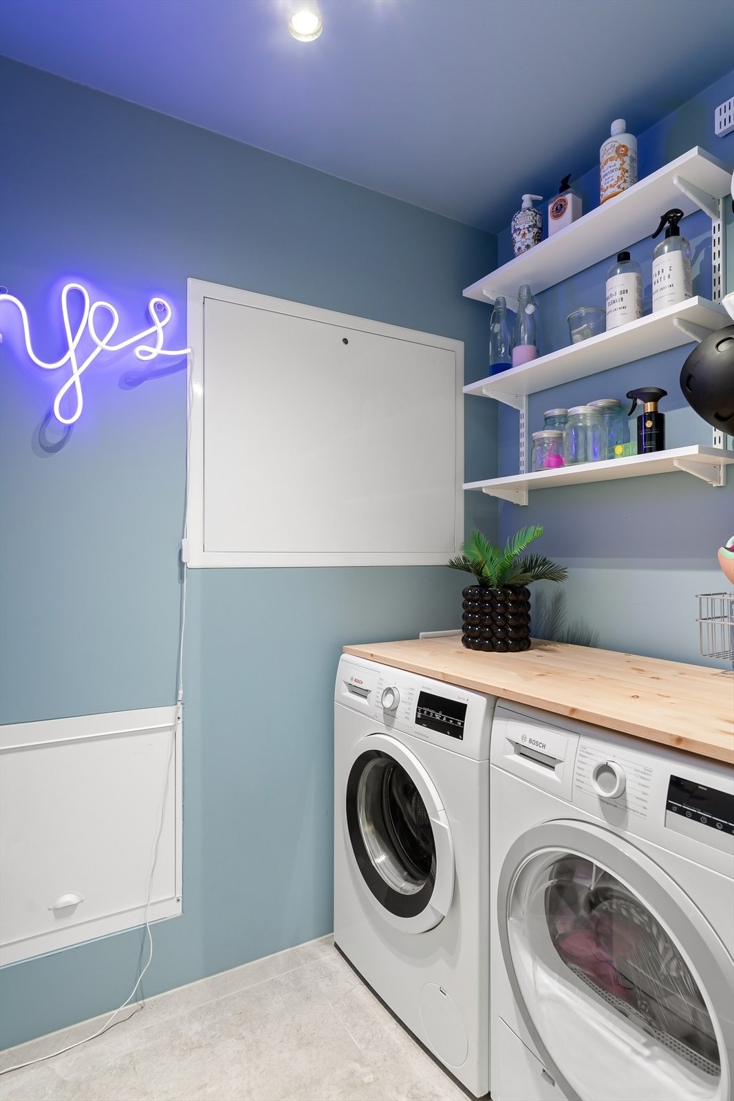 Svært praktisk innredet rom med plass til vaskemaskin og tørketrommel, samt oppbevaring Galleribilde