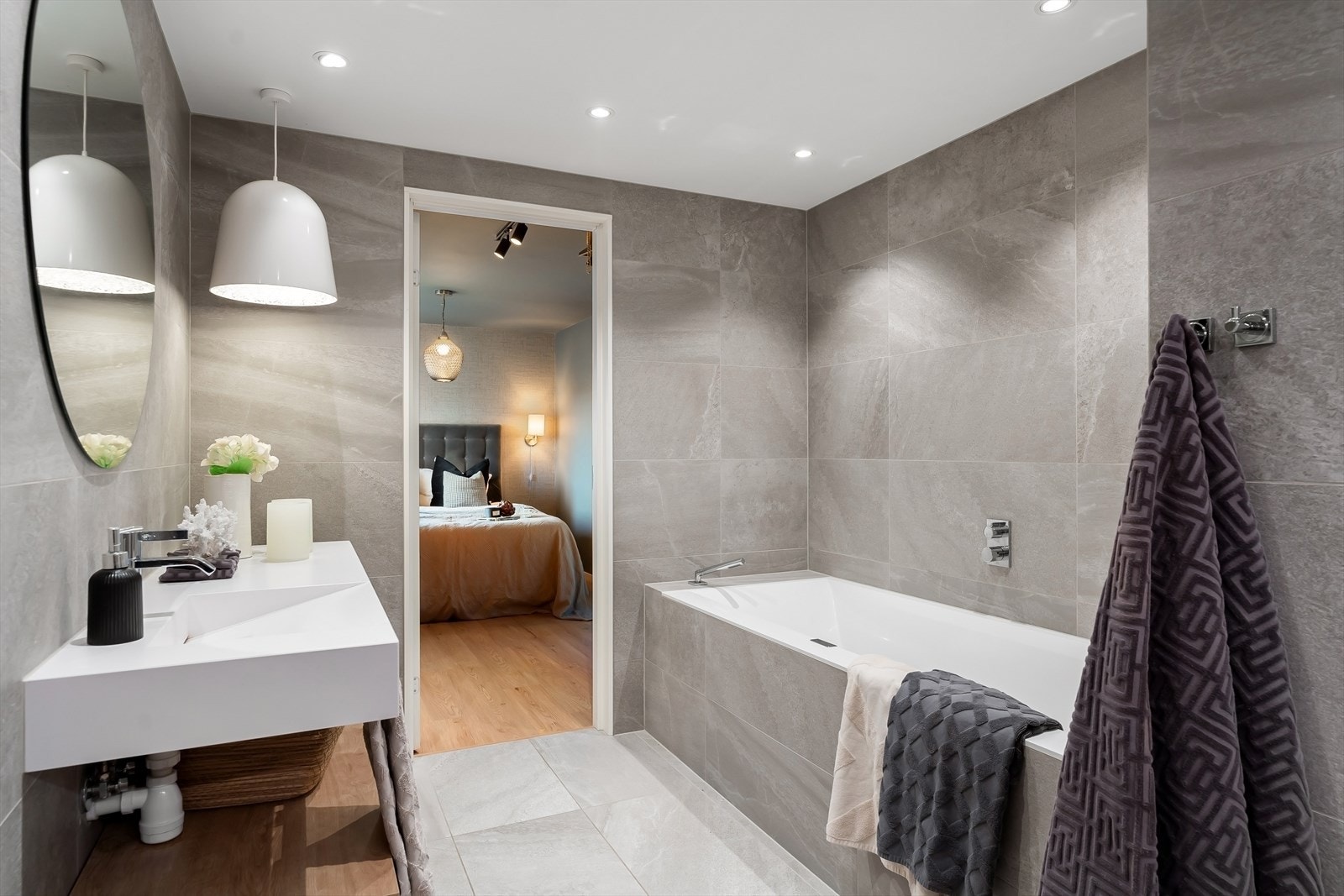 Elektriske varmekabler i gulv - Spotbelysning i himling - Innmurt badekar Galleribilde