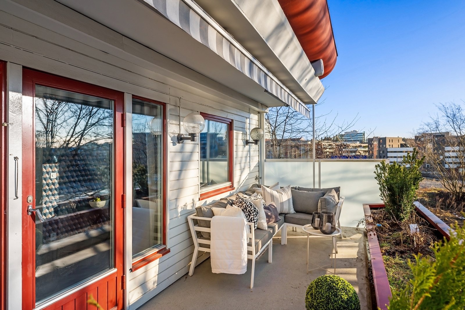 Fra stuen har du adkomst til den største av de to uteplassene - Vestvendt terrasse på 12 kvm Galleribilde