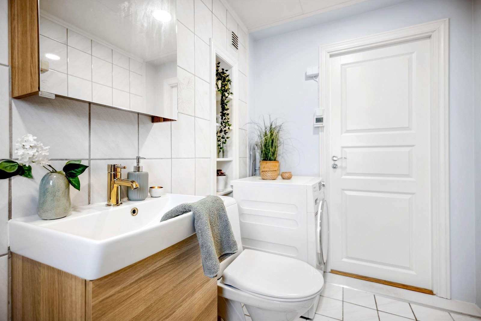 Utstyrt med dusj i badekar, servant, gulvstående klosett og opplegg for vaskemaskin. Plass til tørketrommel. Galleribilde