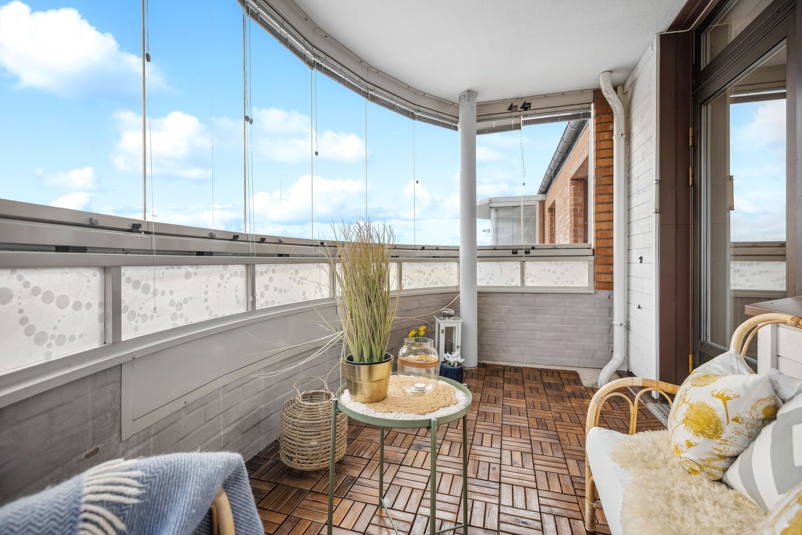 Fra stuen er det utgang til en sydvendt, solrik balkong på 7 m². Balkongen ble innglasset i 2018. Galleribilde