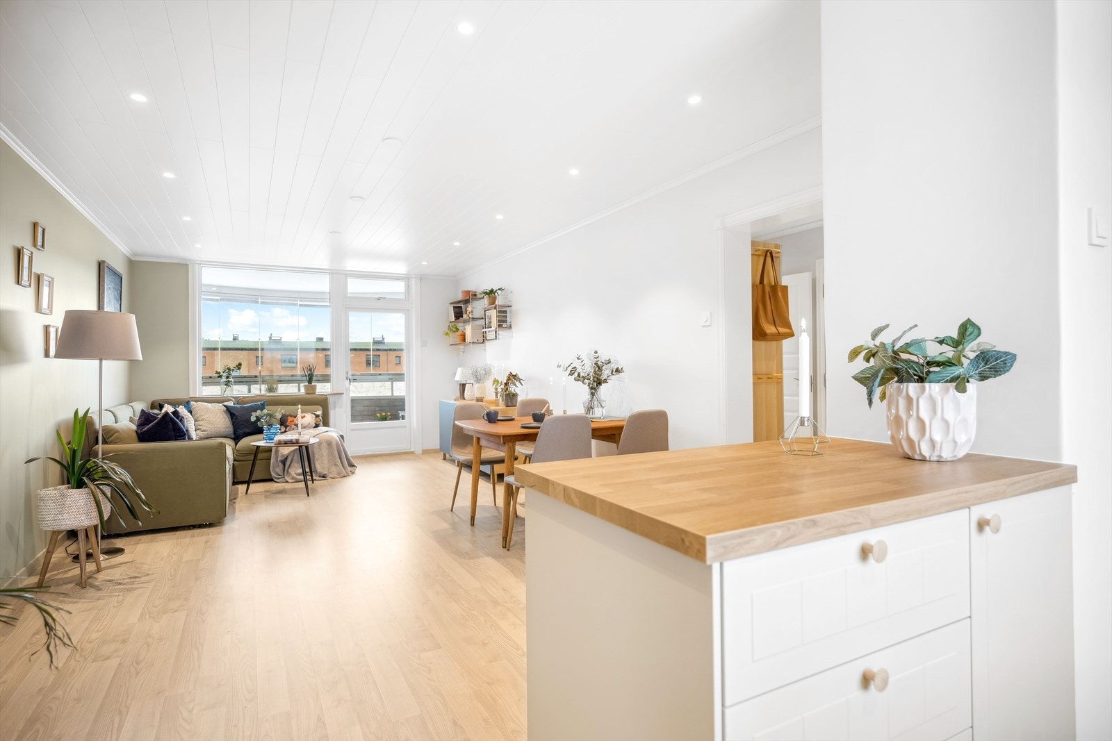 Kjøkkenet er i en sosial åpen løsning mot stuen og har meget god skap- og benkeplass. Galleribilde