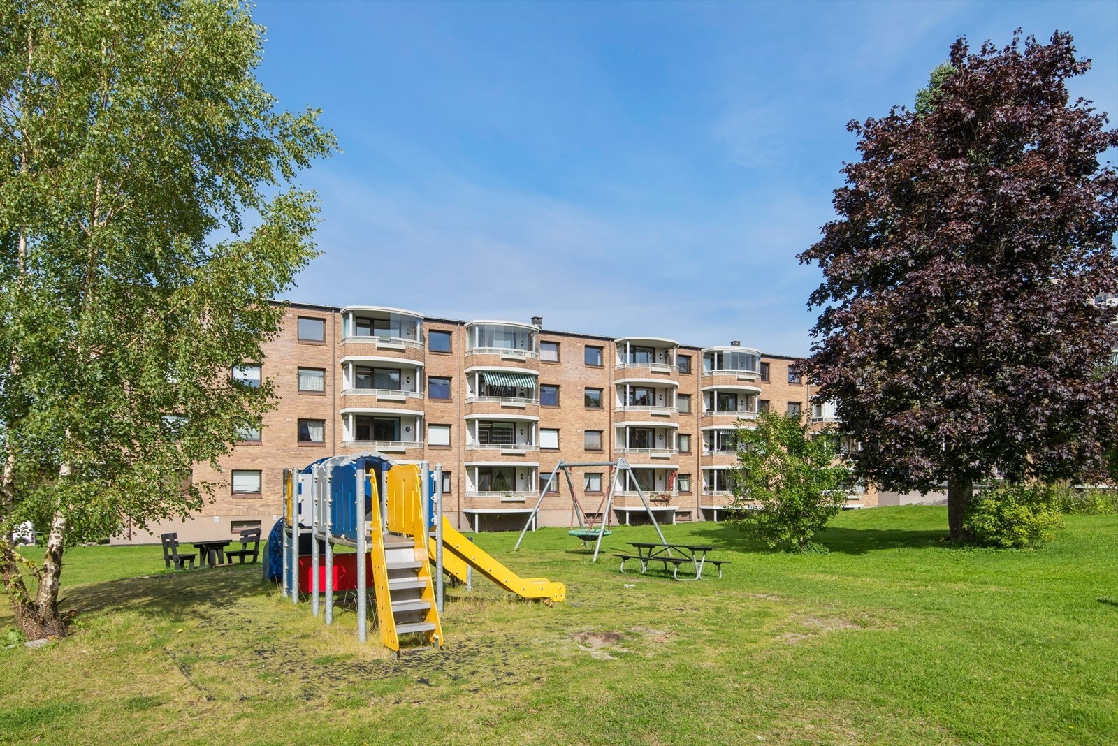 Leiligheten har en fin intern beliggenhet i borettslaget med kort vei til lokal lekeplass, barnehage og barneskole. Utebilder tatt en tidligere årstid. Galleribilde