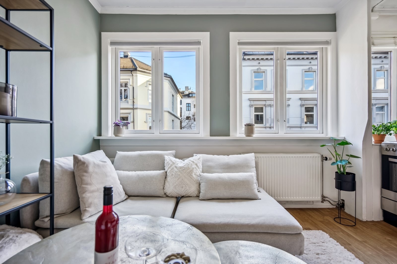 Leiligheten har gode vindusflater som slipper inn rikelig med naturlig lys. Galleribilde