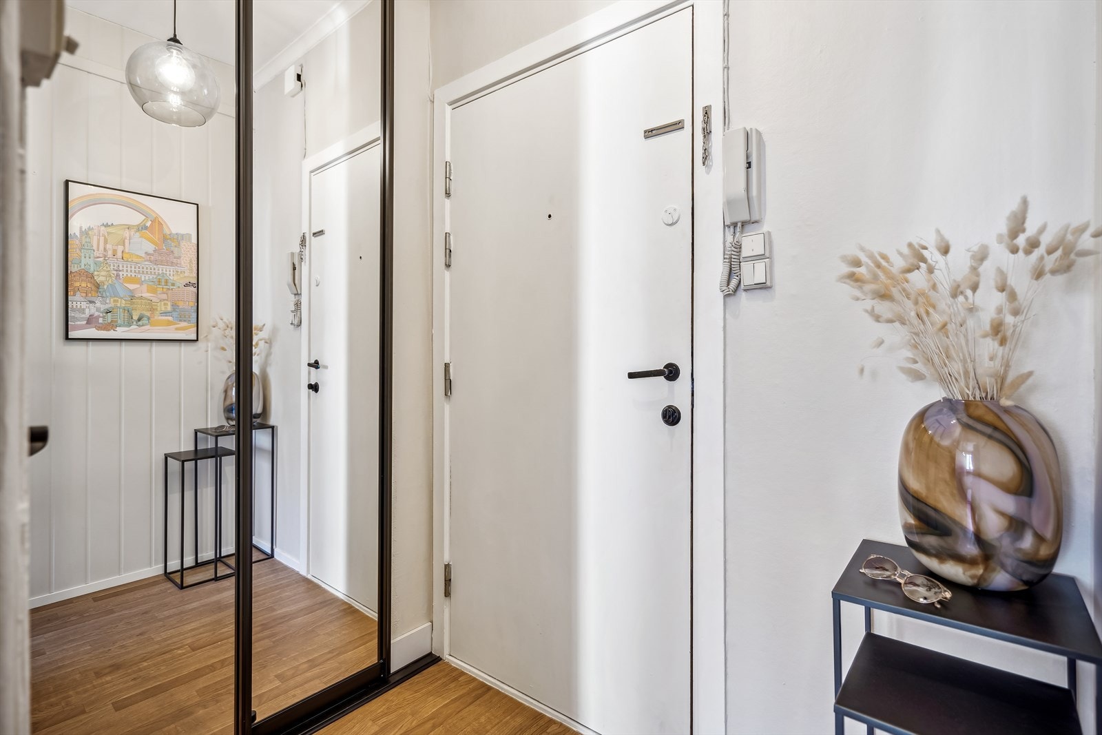 Innbydende entré med spesialtilpassede skyvedører i speil fra Garderobemannen. Galleribilde