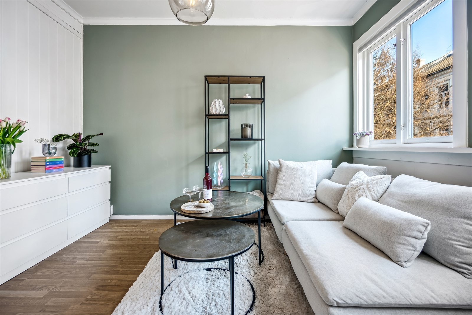 Det er lagt laminatgulv over originale gulv. Dersom man ønsker å ha originale tregulv i leiligheten er dette mulig da de er bevart under eksisterende gulv. Galleribilde