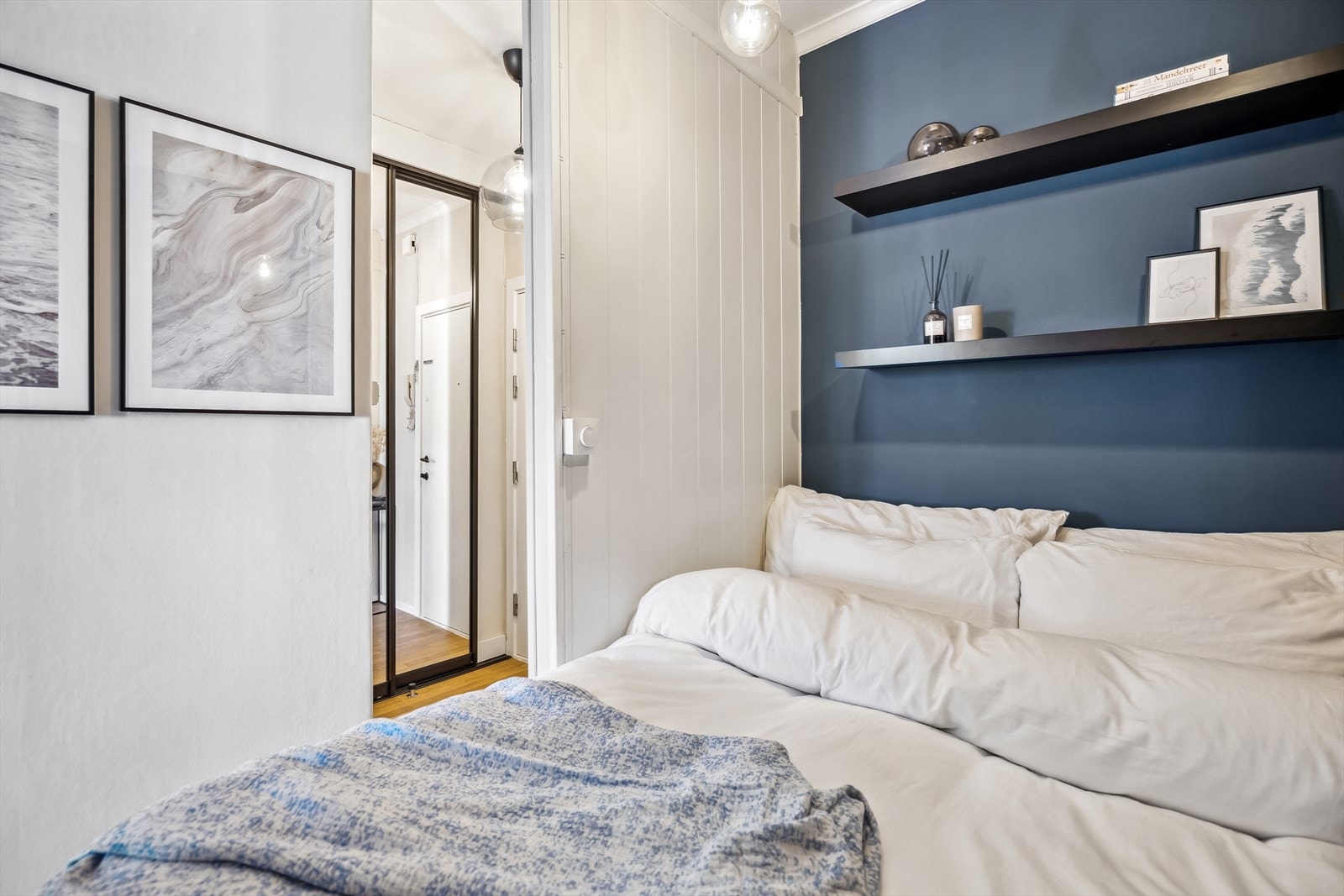 Hyggelig alkove malt i en fin blåfarge. Galleribilde