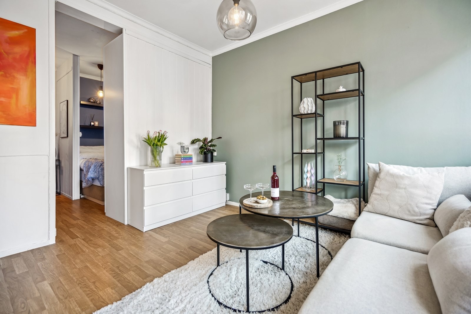 Den lekre grønnfargen i stuen ble malt i 2021. Galleribilde