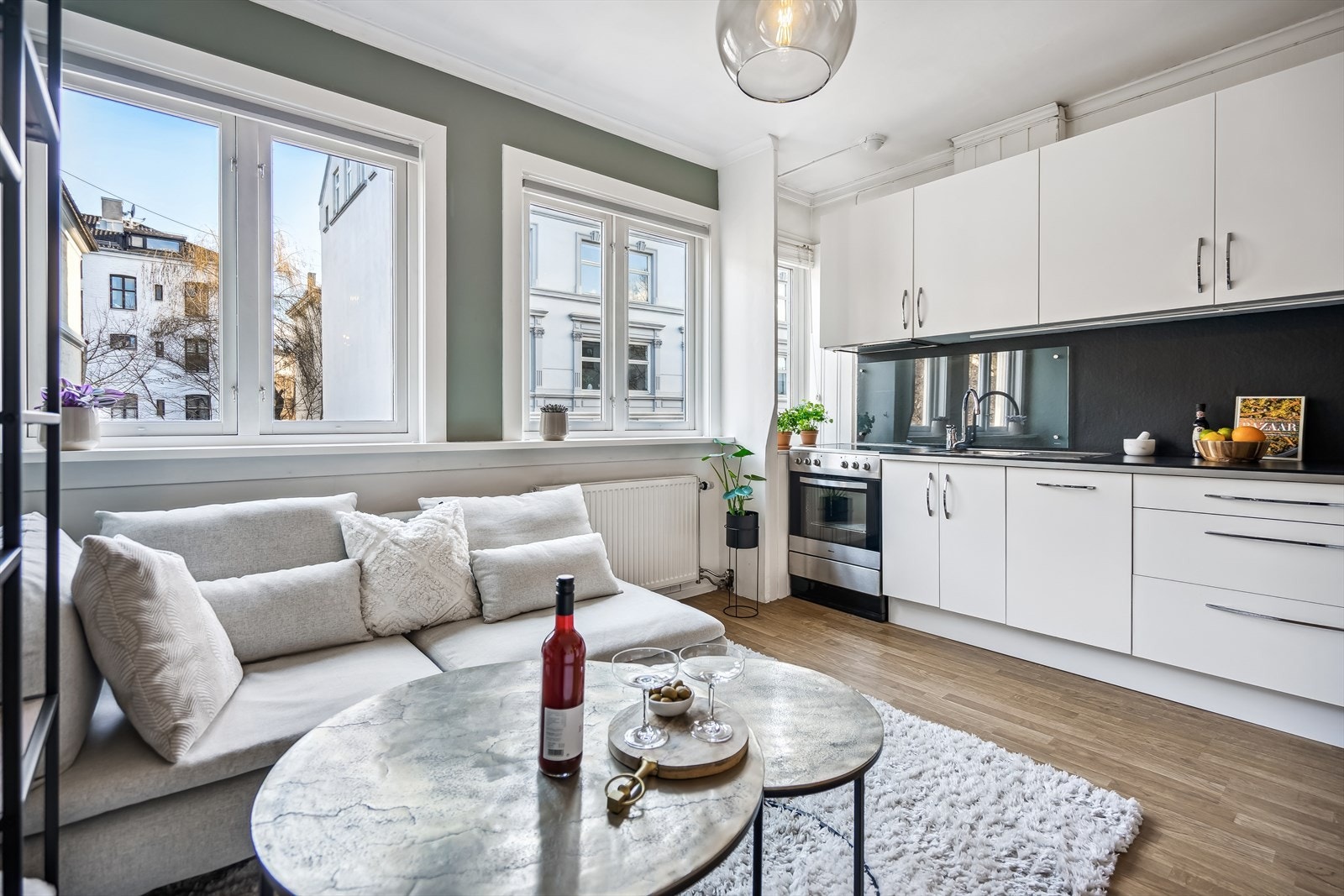 Leiligheten har en åpen stue/kjøkkenløsning som gjør rommet til et hyggelig og sosialt oppholdsrom. Galleribilde