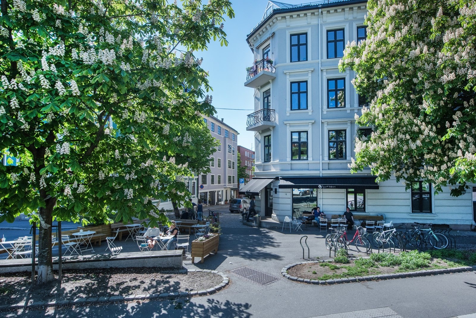 Kort gange fra leiligheten har du Åpent Bakeri med bakeriutsalg hver dag hele uken og med hyggelig uteservering. Galleribilde