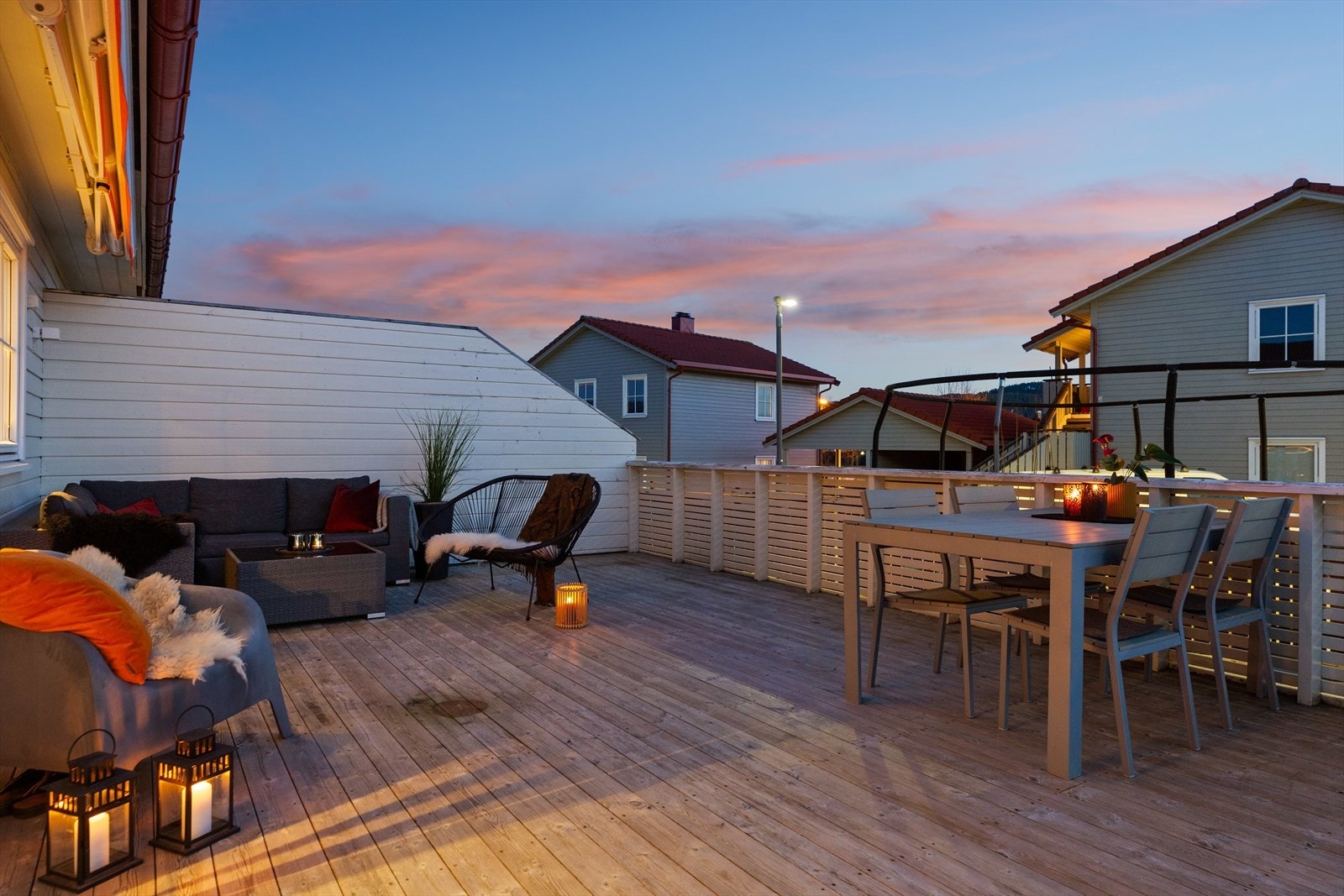 Terrassen innbyr til både stille stunder og lange, sosiale kvelder. Galleribilde