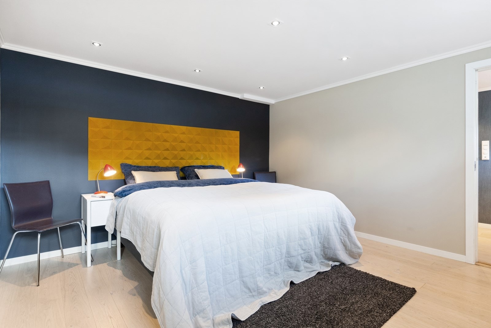 Boligen har fire stilfulle soverom, ett i andre etasje og tre i underetasjen. Galleribilde