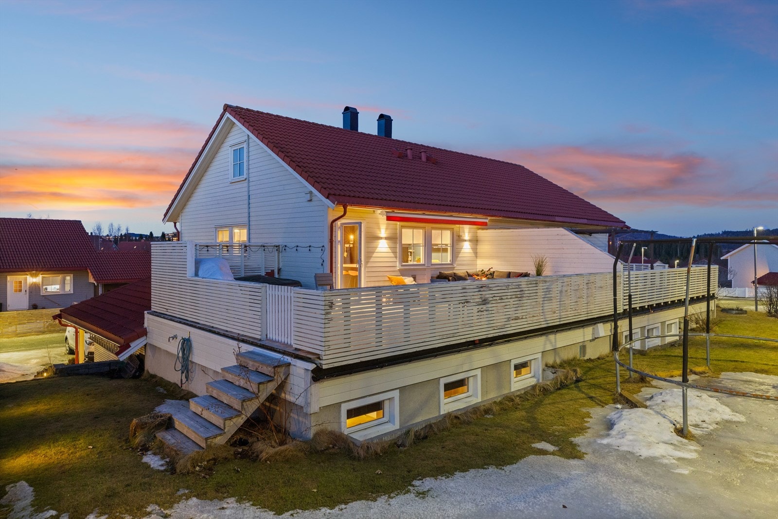 Terrassen har trapp ned til en hage med mye boltreplass for de minste. Galleribilde