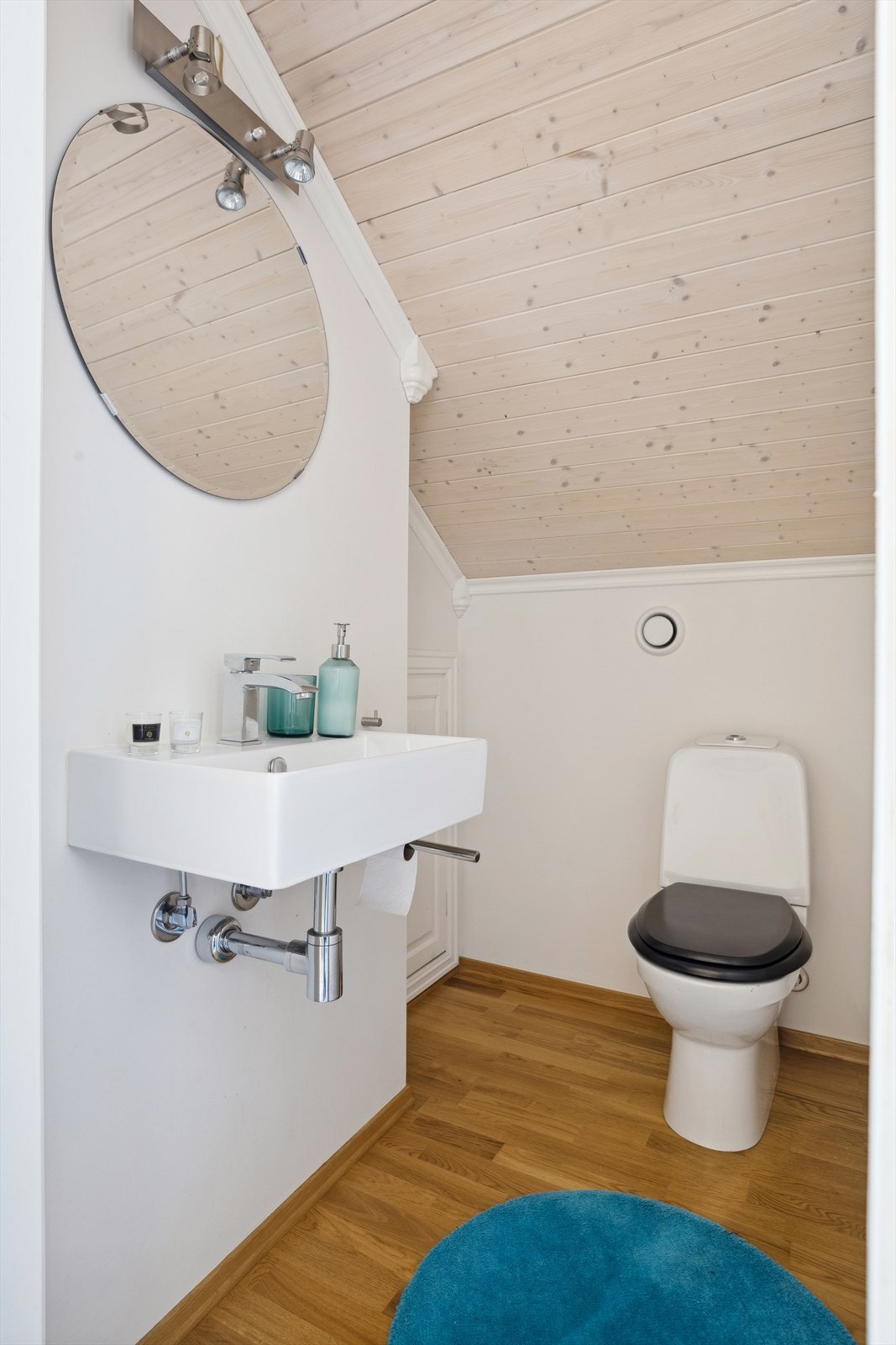 Tilliggende loftstuen har boligen et praktisk gjestetoalett. Galleribilde