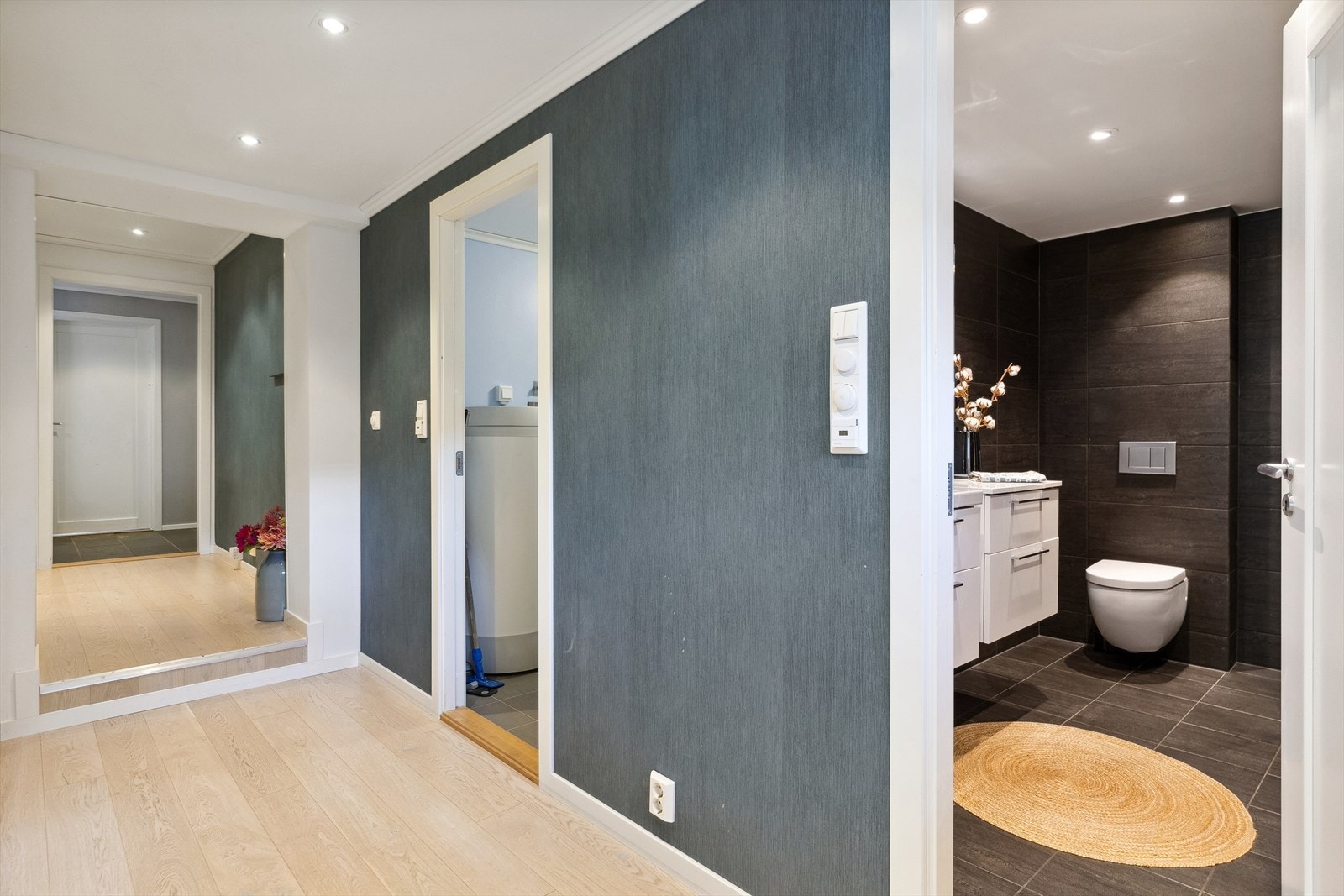 Den ene gangen i underetasjen er en del av et tilbygg fra 2013, med bad, vaskerom og et stort soverom. Galleribilde