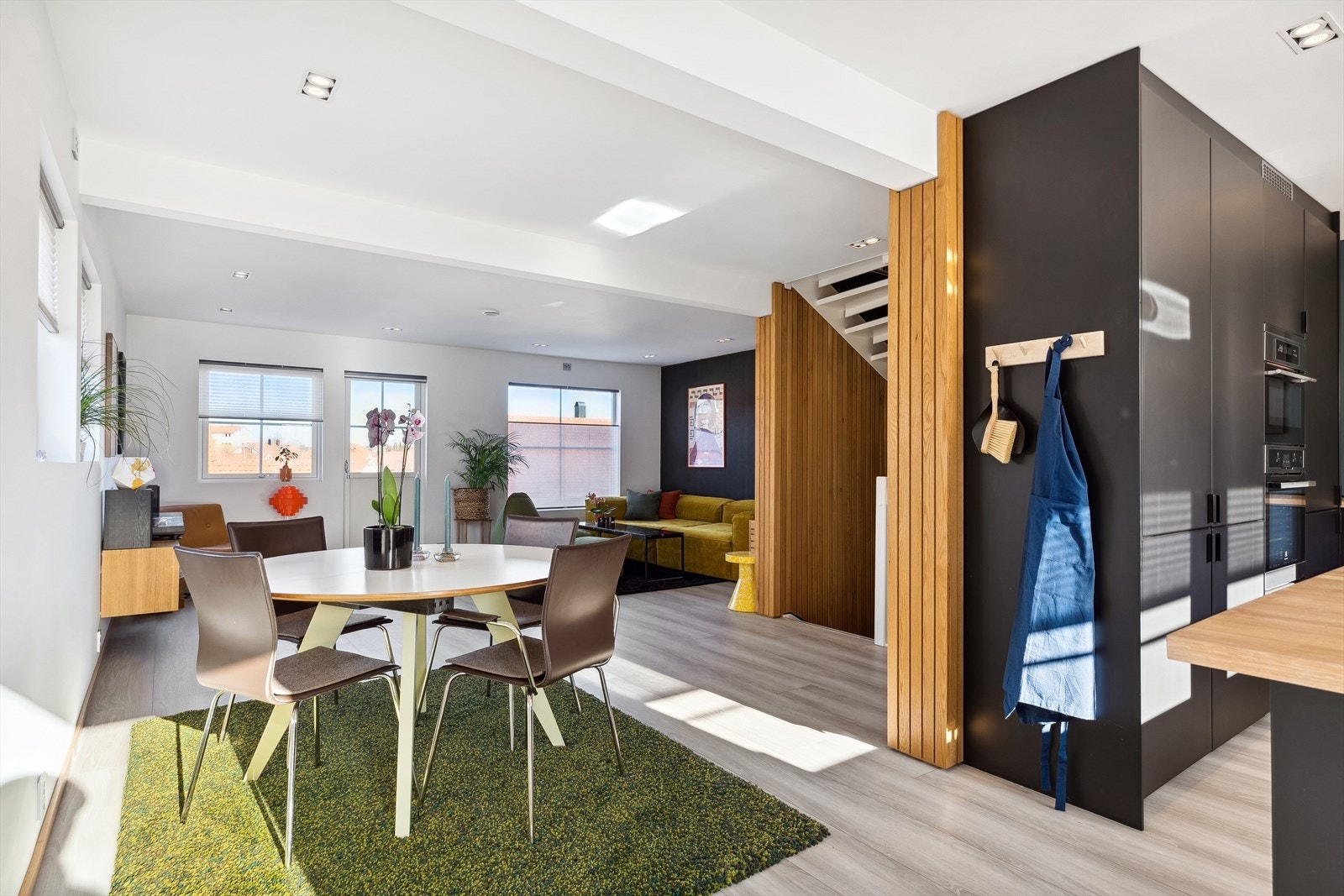 Hele rommet er totaloppusset i 2018, med 1-stavs Alloc laminatgulv, gulvvarme, nye vegger og ny gipshimling. Galleribilde