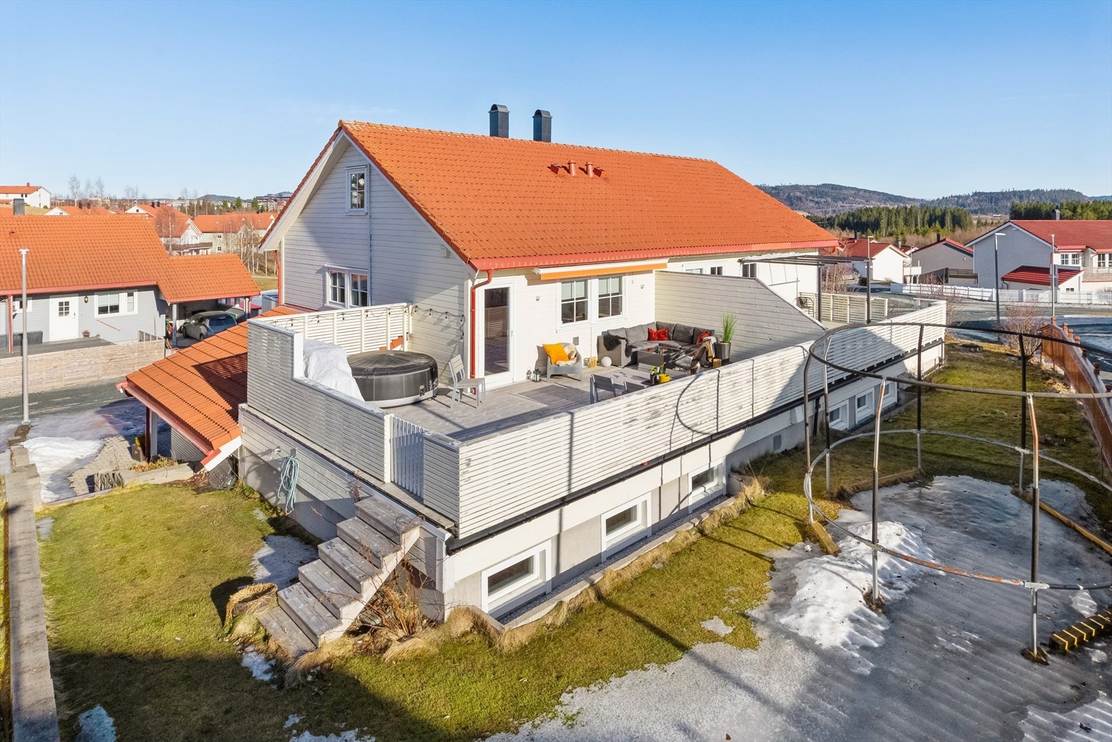 Utearealene ble betydelig oppgradert i 2014, inkludert planering av tomten og en ny, fjerstyrt markise på terrassen. Galleribilde