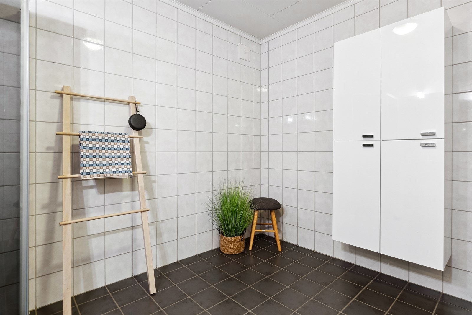 Baderomsinnredningen fra 2012/13 gir god plass til oppbevaring av håndklær og hygieneartikler. Galleribilde