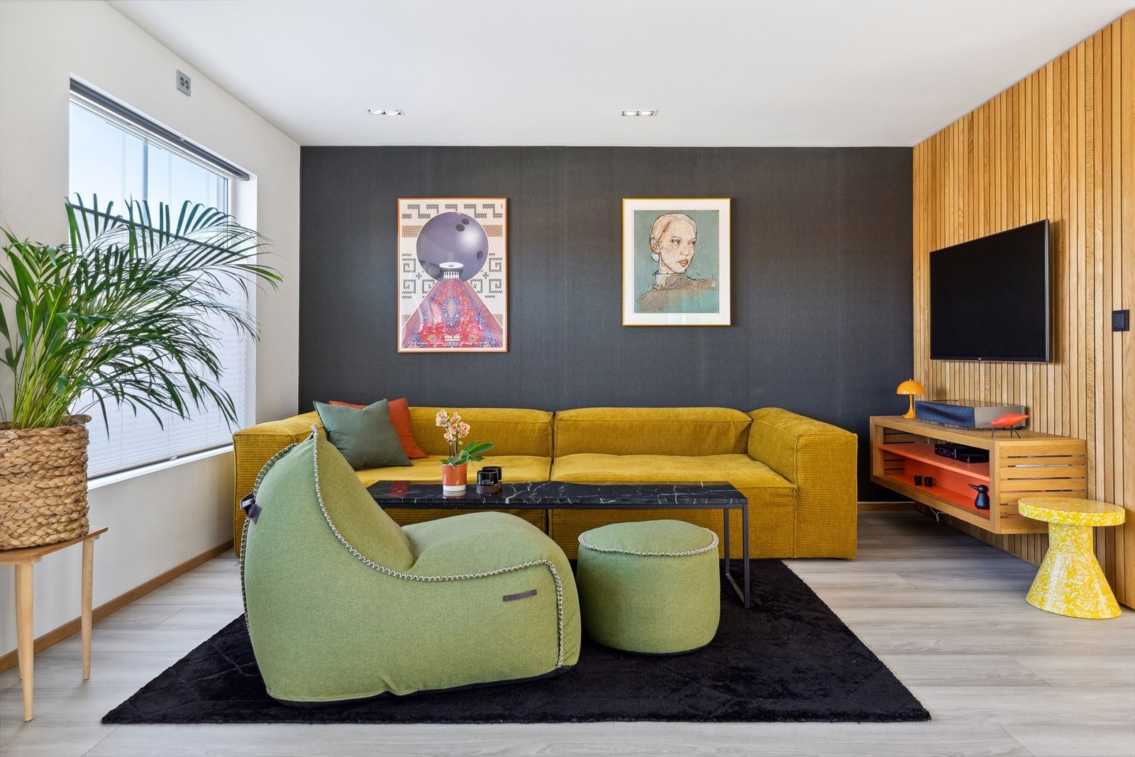 To vegger med trendy spiler gir ekstra liv til stuen, en stilig detalj som fortsetter delvis ned trappa. Galleribilde