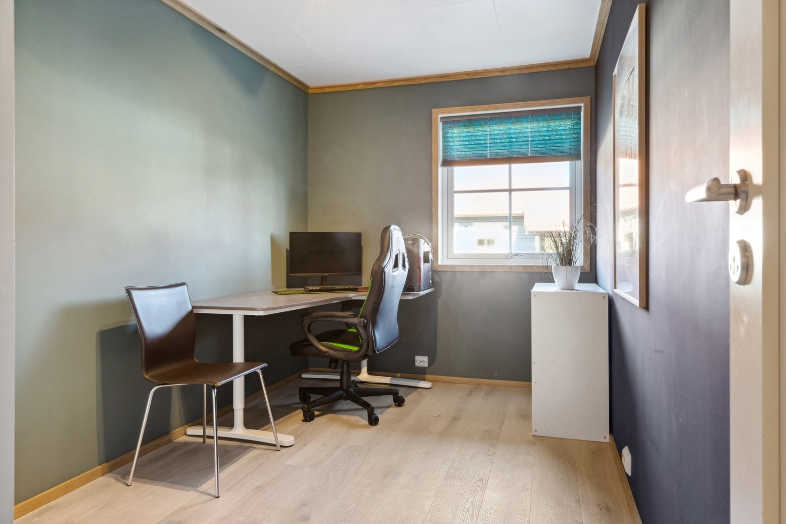 Hele fire soverom gir mange valgmuligheter, og det ene rommet nede benyttes i dag som kontor. Galleribilde