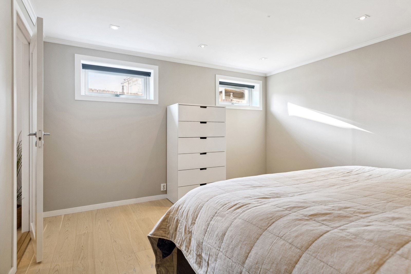 Hovedsoverommet er en del av tilbygget, innredet med gulvvarme, downlights og lys 1-stavs parkett. Galleribilde