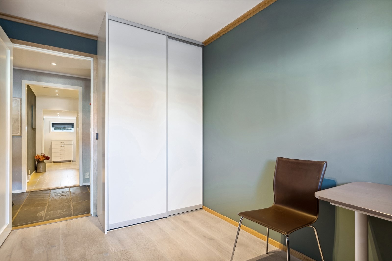 Rommet i bruk som kontor har 1-stavs parkettgulv og en plassbygd skyvedørsgarderobe fra 2020. Galleribilde