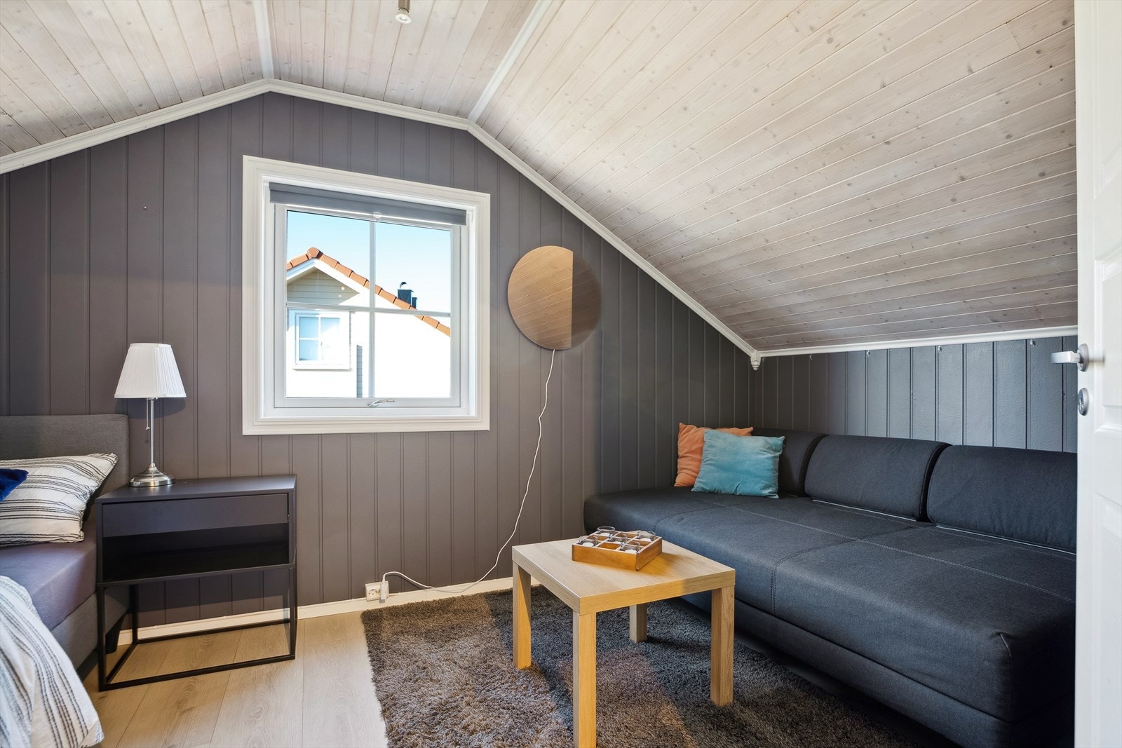 Sammen med loftstuen kan soverommet oppe fungere som en fin gjeste-/ungdomsavdeling. Galleribilde