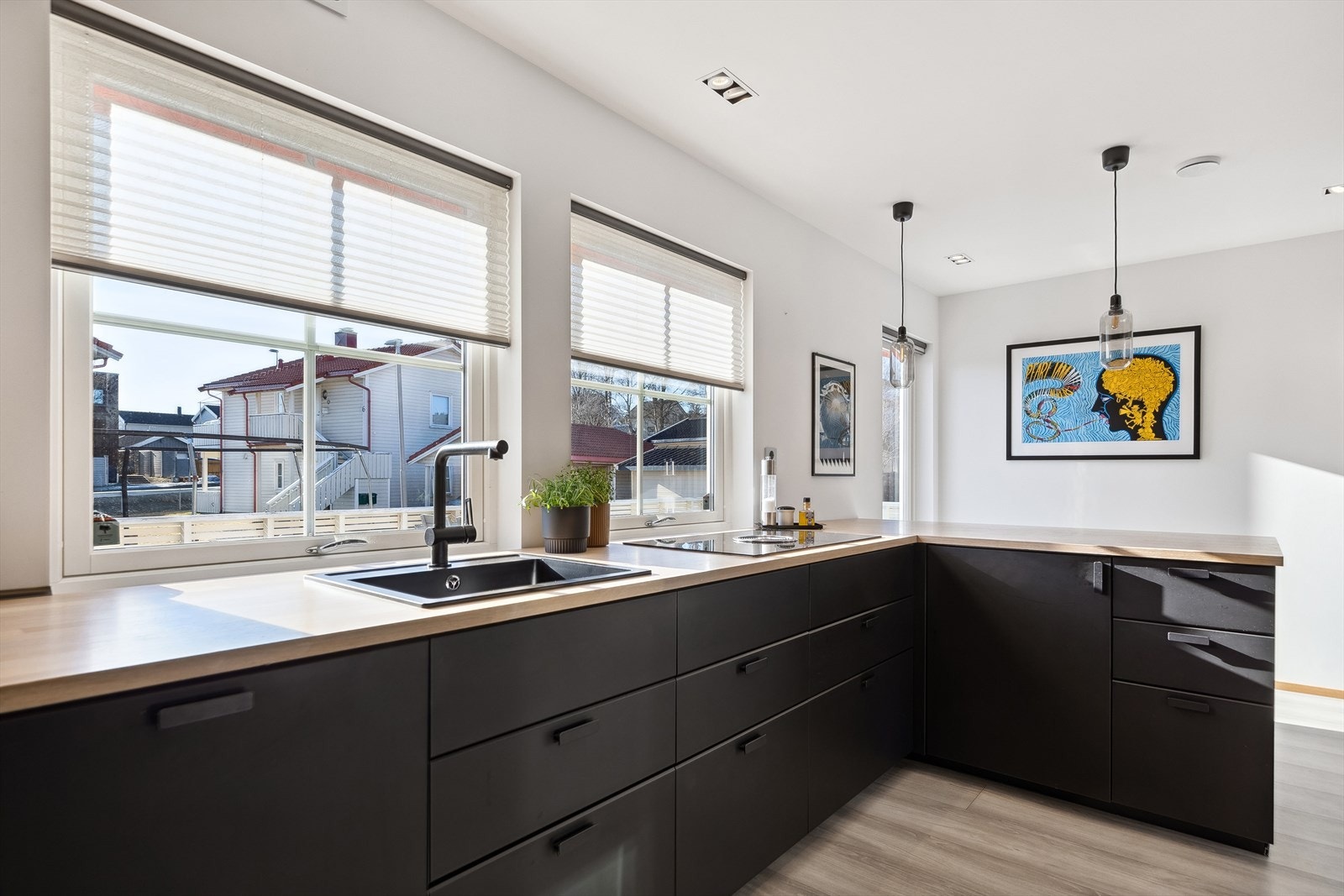 For et luftigere uttrykk er overskap droppet til fordel for åpne flater, men det er likevel mye skapplass på kjøkkenet. Galleribilde