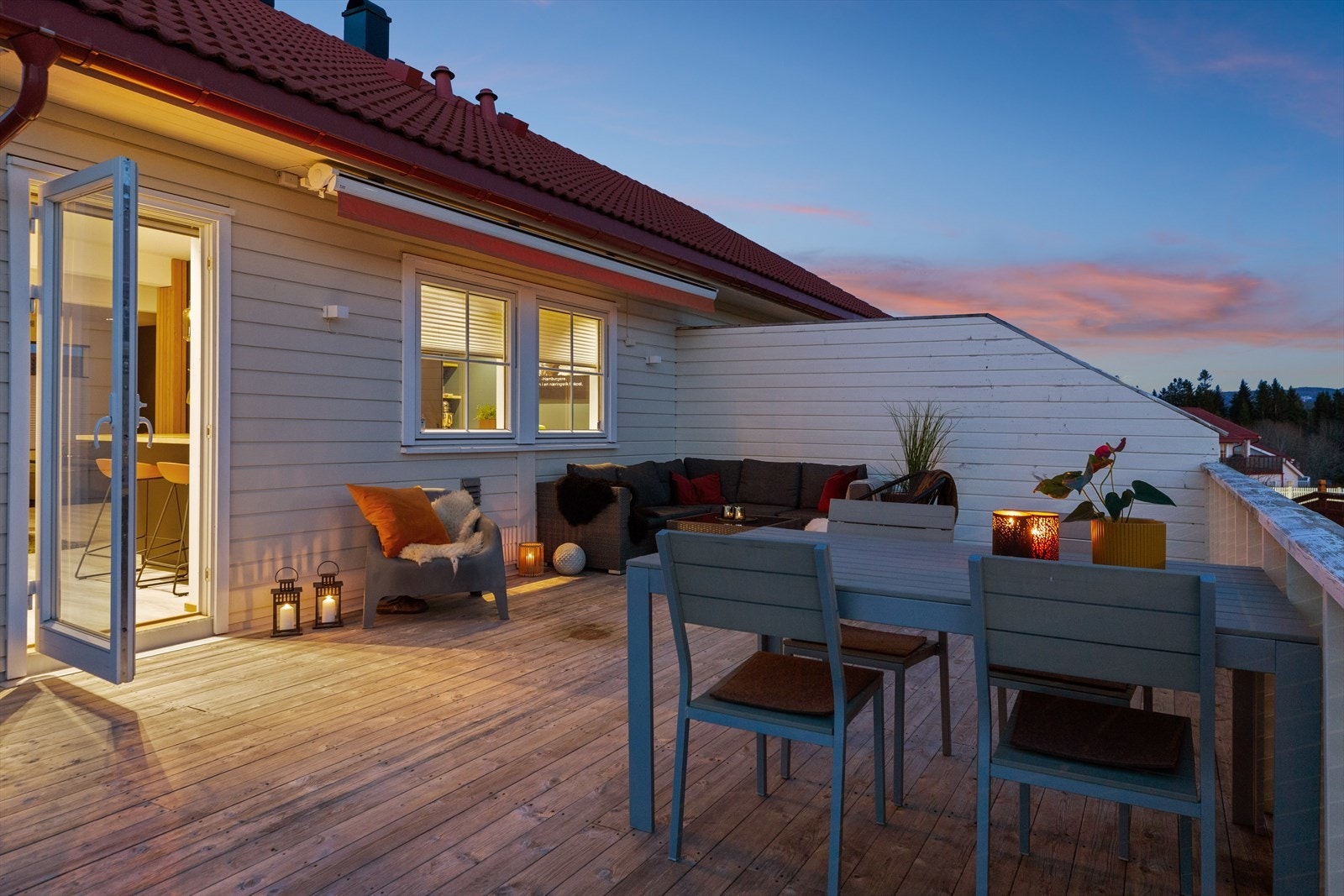 Mot naboen er det montert en levegg, og terrassen innredes enkelt i ulike soner. Galleribilde