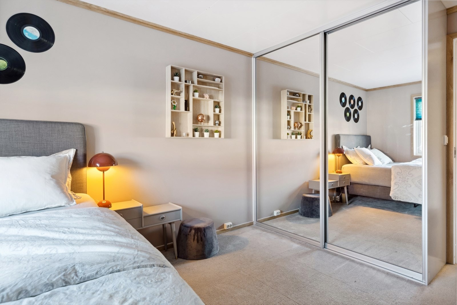 På dette soverommet ble det lagt teppegulv i ca. 2020, mens veggene ble helsparklet og malt i en dus jordtone Galleribilde