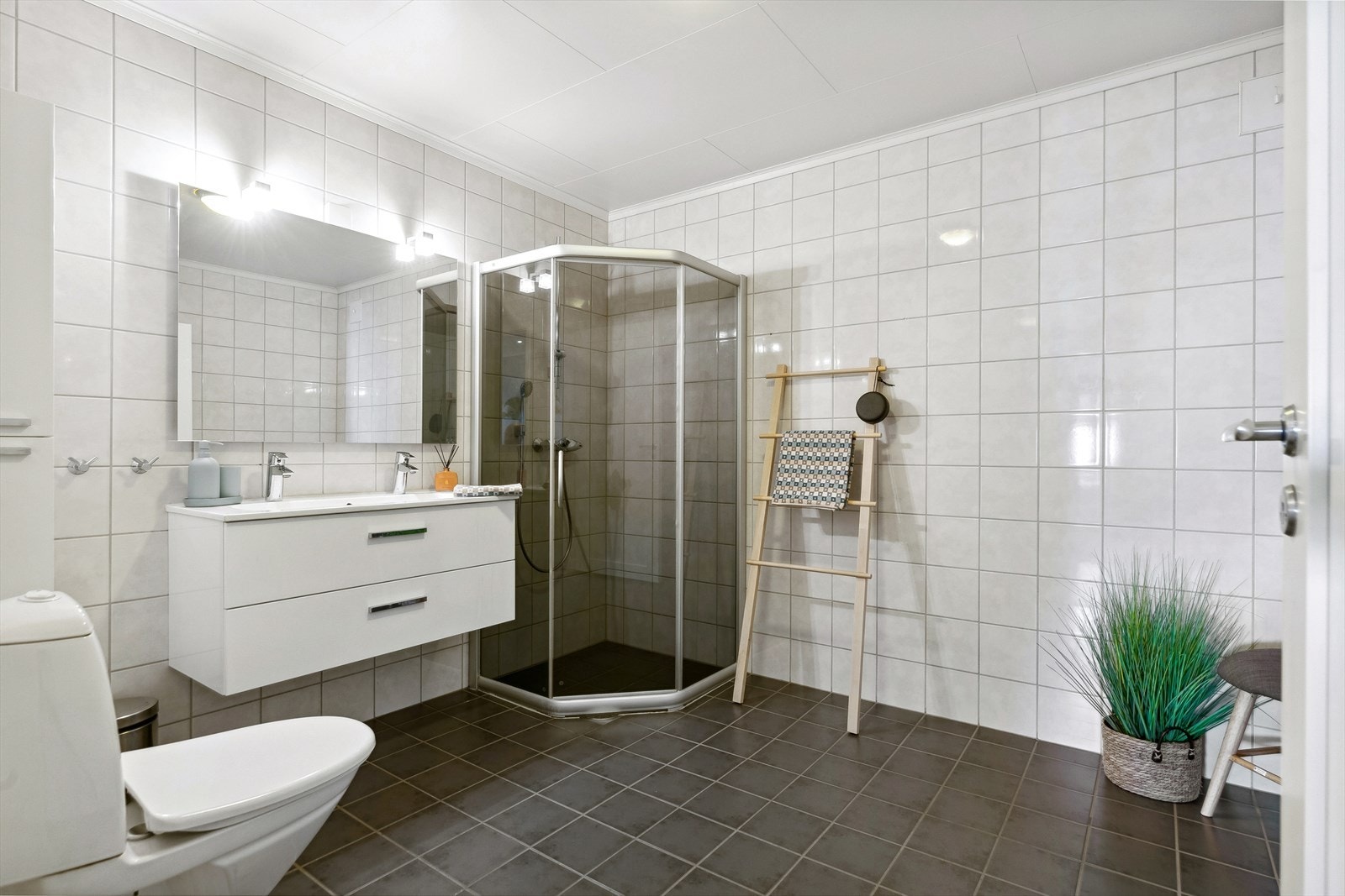 Det andre badet ligger vegg i vegg med tilbygget, har god størrelse og er utstyrt med varme i gulvet. Galleribilde