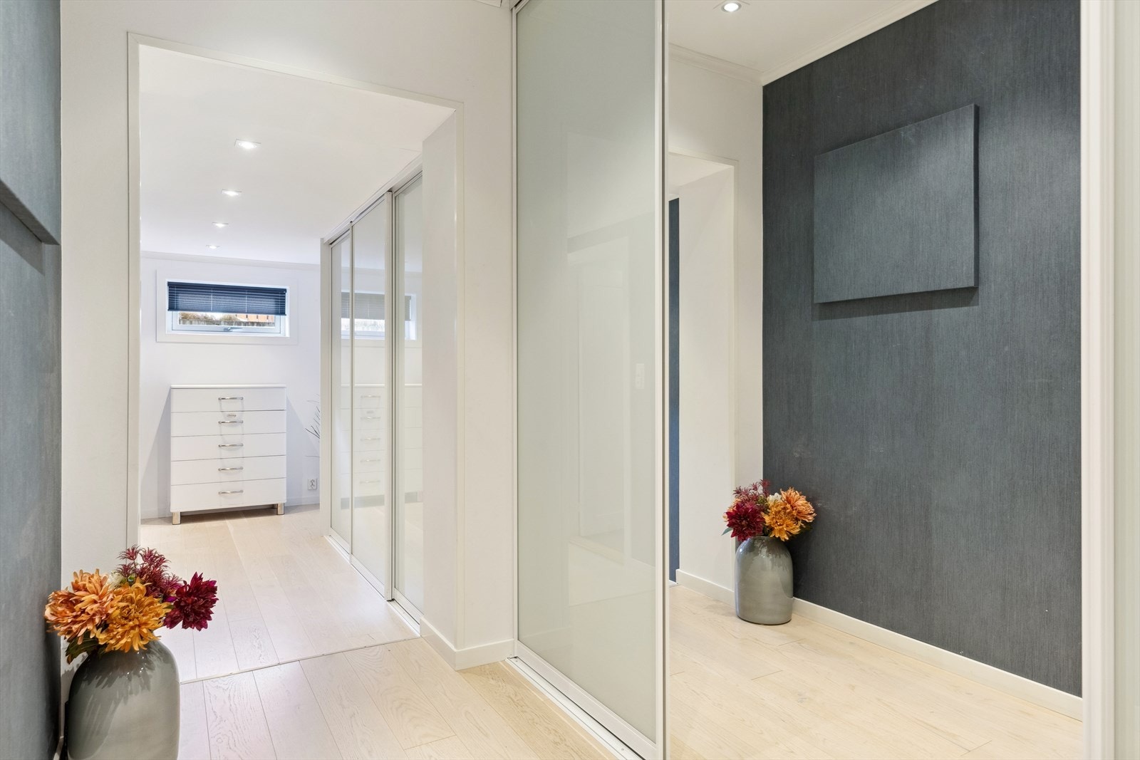 Innenfor hovedinngangen har boligen to like ganger fra 2013, med lys 1-stavs parkettgulv og downlights i gipshimling. Galleribilde