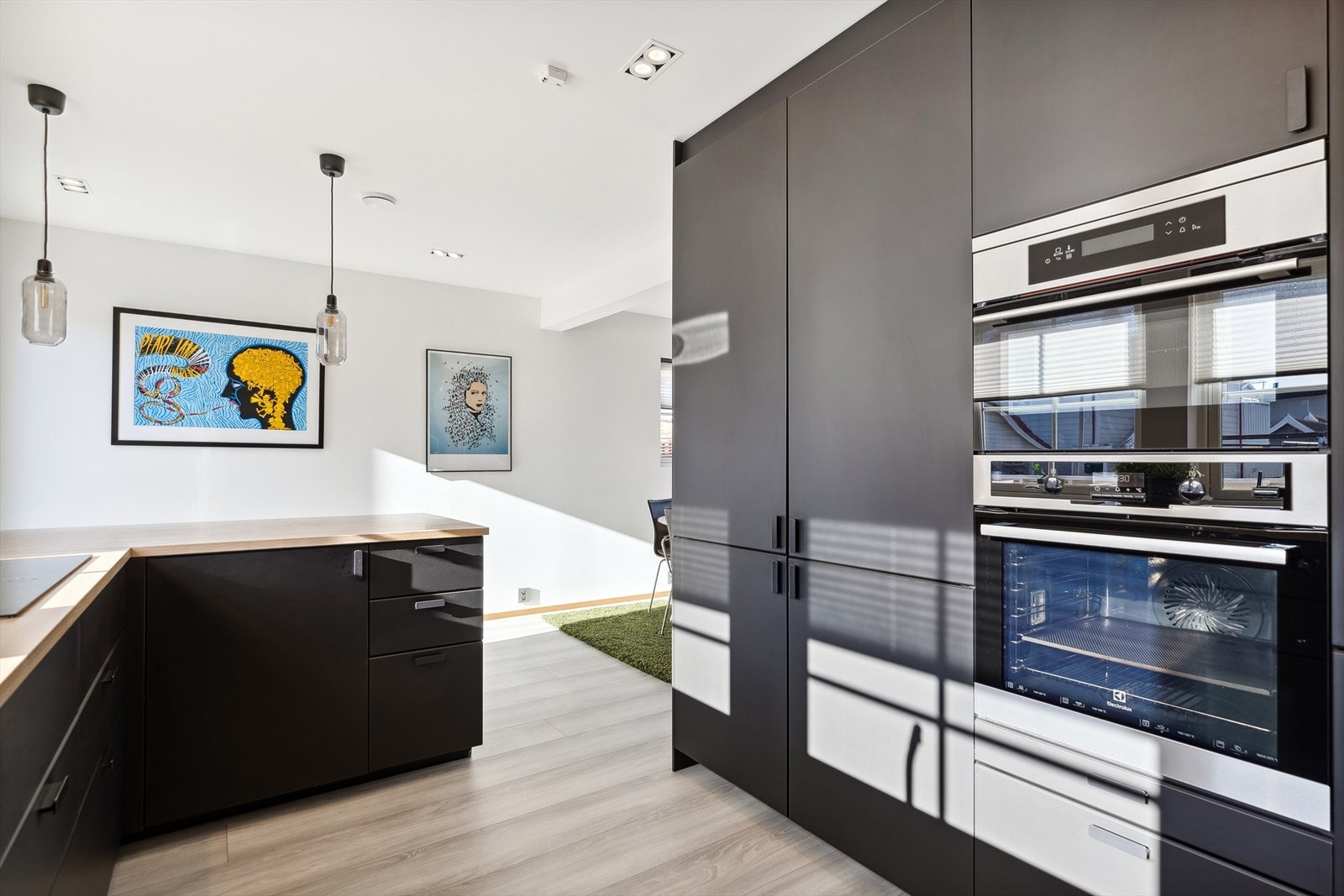 Ut mot stuen er det en barløsning, perfekt til måltider og gode samtaler, men også for lekselesing mens maten lages. Galleribilde