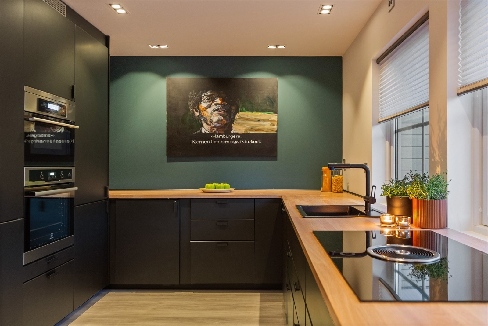 Kjøkkeninnredningen fra 2018 har stammer og fronter fra Ikea, mens benkene er bestilt på mål og produsert i Trøndelag. Galleribilde