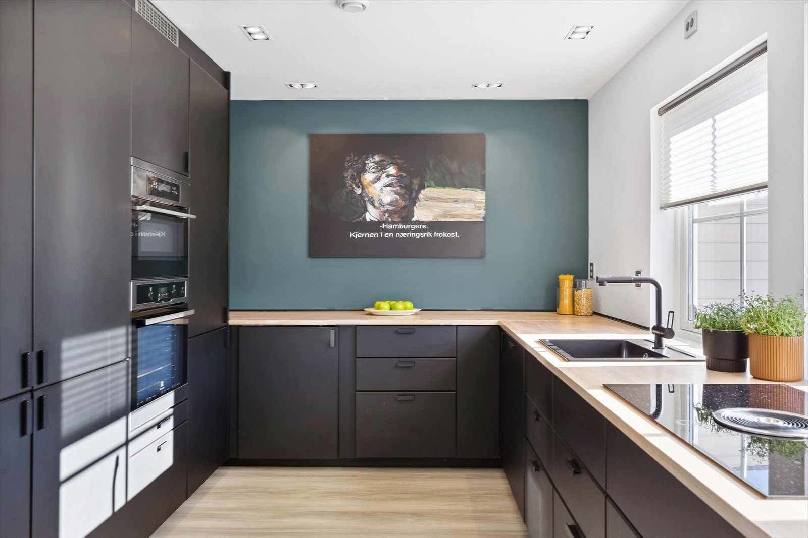 Kjøkkenet har integrerte hvitevarer; stekeovn, kjøleskap, oppvaskmaskin, mikrobølgeovn og koketopp med ventilator. Galleribilde