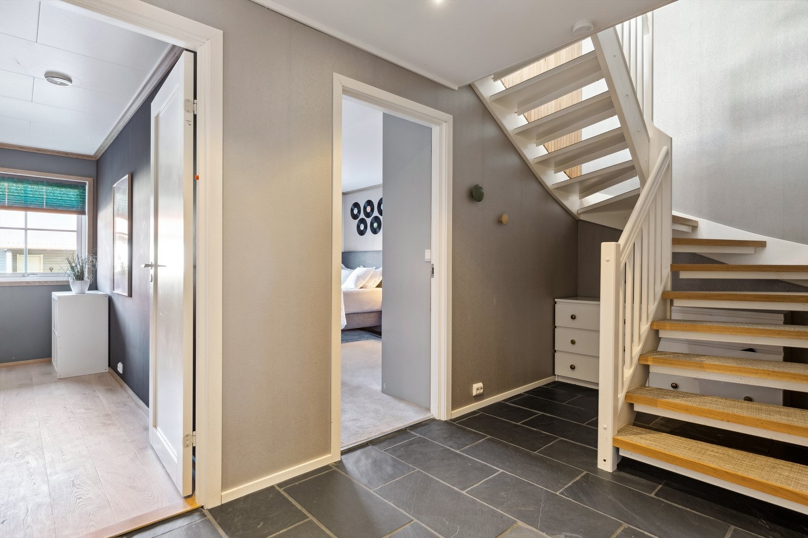 Romslig entré. Galleribilde