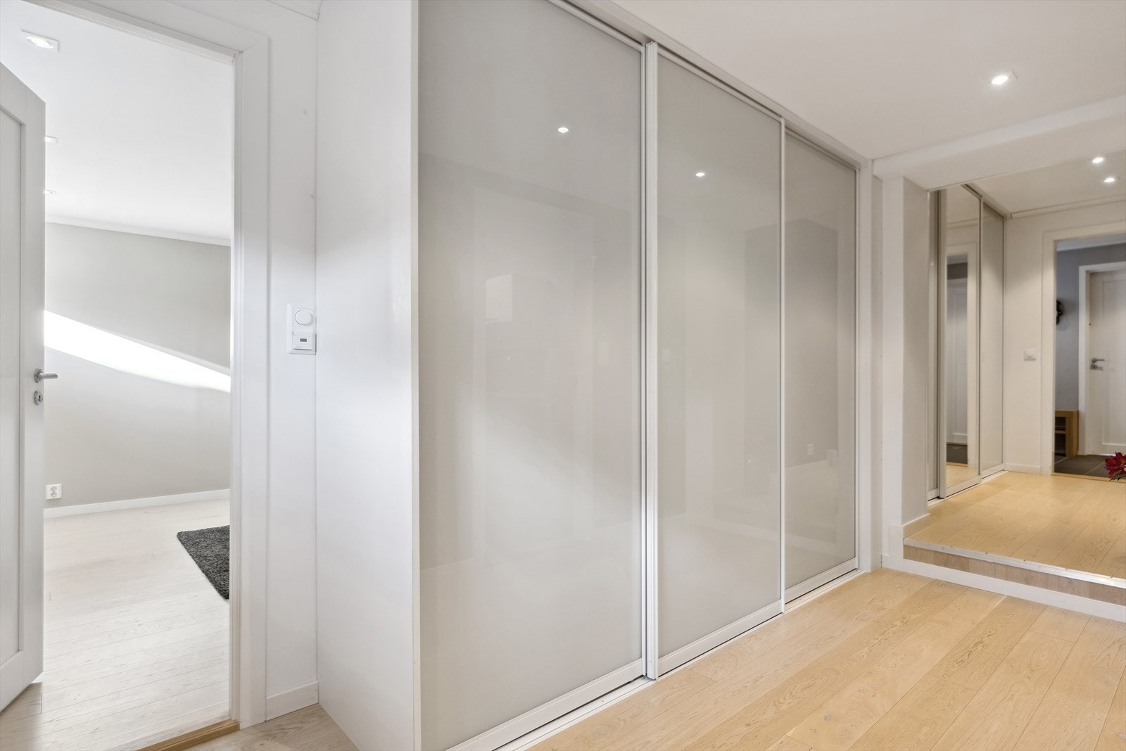 Jakker og annet yttertøy ryddes enkelt bort i to store skyvedørsgarderober i gangene nede. Galleribilde