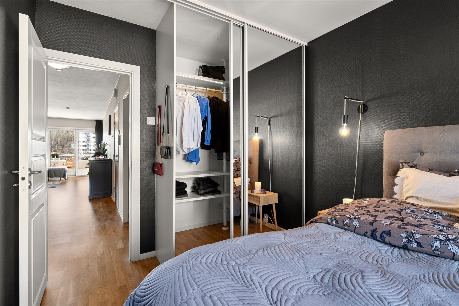 Her er det godt med lagringsplass i skyvedørsgarderobe Galleribilde