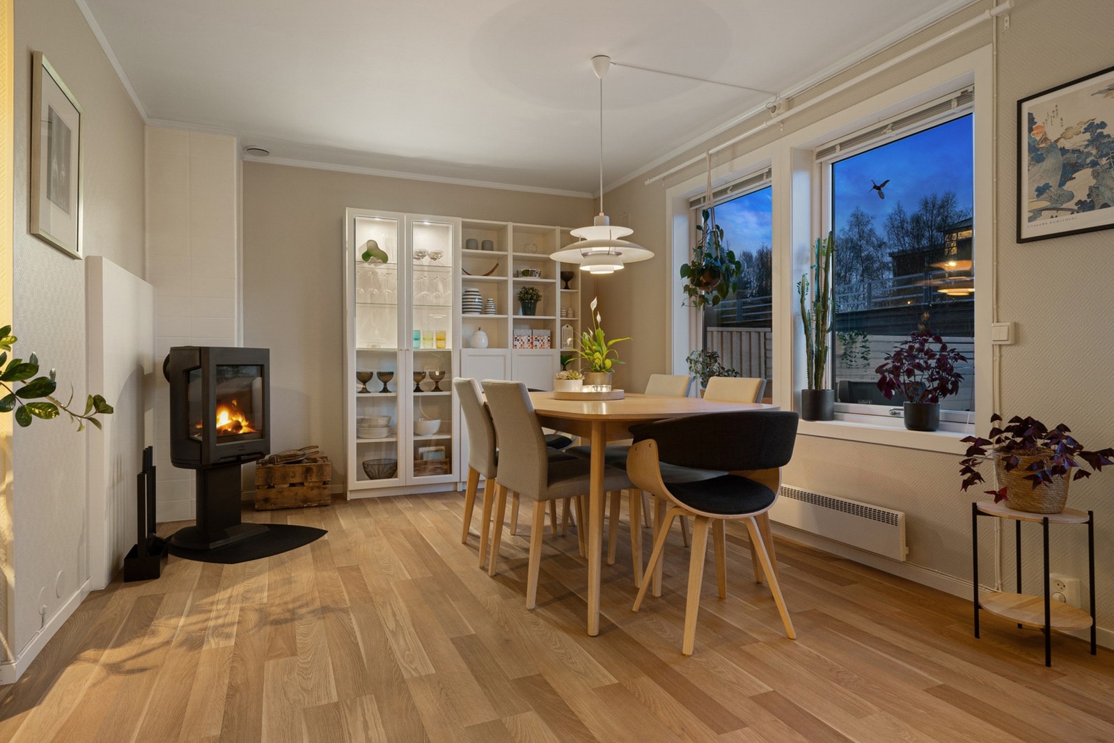 Direkte utgang til en skjermet terrasse og hage med gode solforhold. Galleribilde