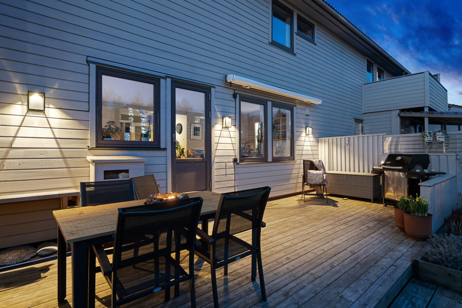 Attraktiv beliggenhet i borettslaget med skjermet sør-vest vendt terrasse og hage. Galleribilde