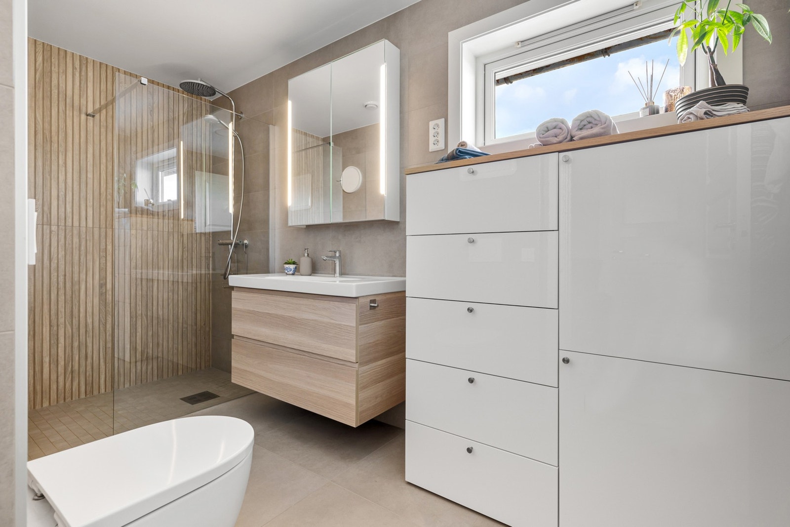 Delikat og nytt bad på over 5,6 kvadratmeter. Badet er oppusset av fagfolk i 2023. Galleribilde