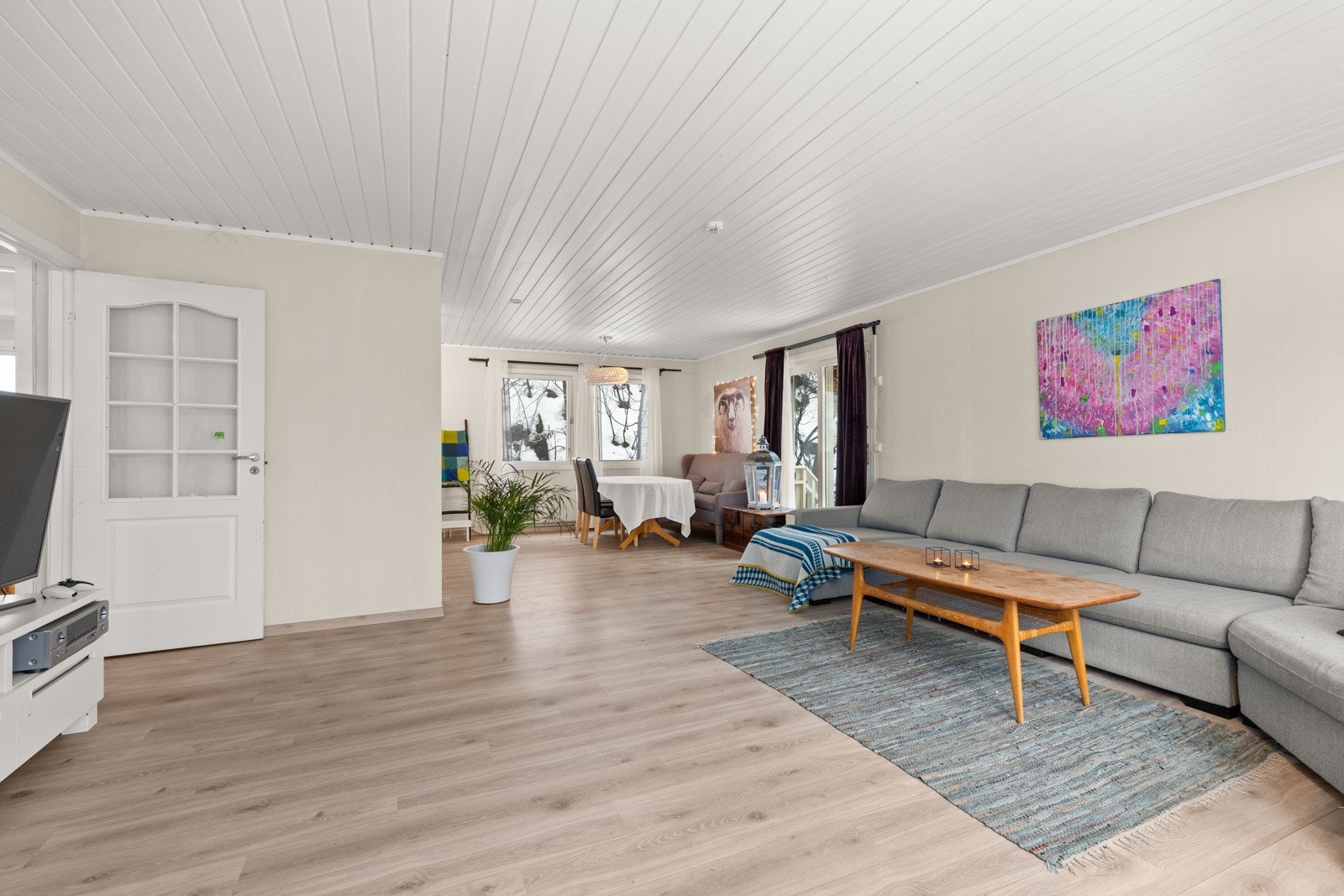 stue sett mot spisestuedelen. Galleribilde