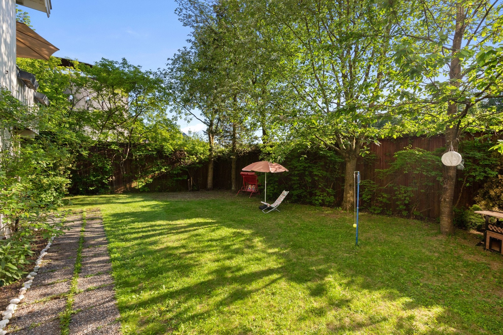 Umiddelbar nærhet til toget. (togstasjonens adkomstbygning er synlig i bakgrunnen) Galleribilde