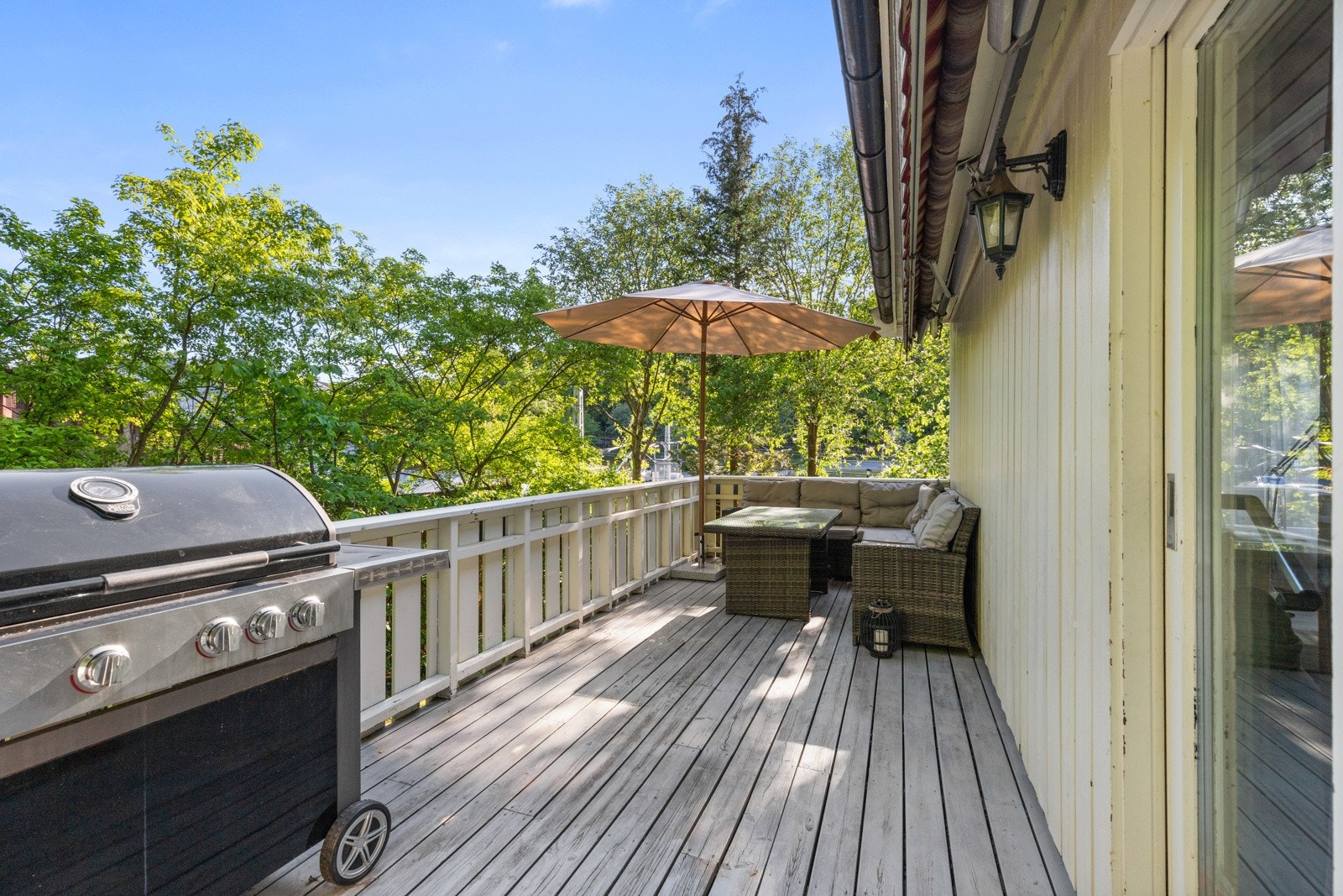 Utgang til en terrasse på 17 kvm med plass til utemøbler. Galleribilde