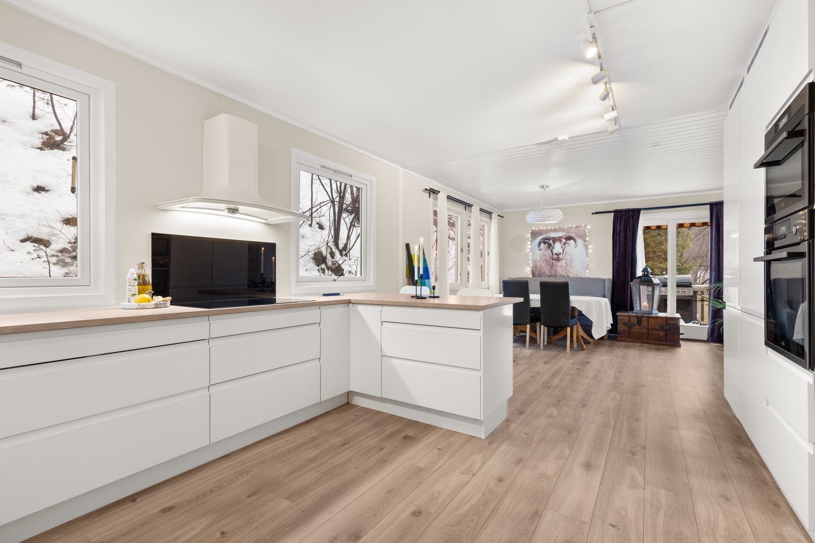 Åpen kjøkkenløsning til spisestuen. Galleribilde